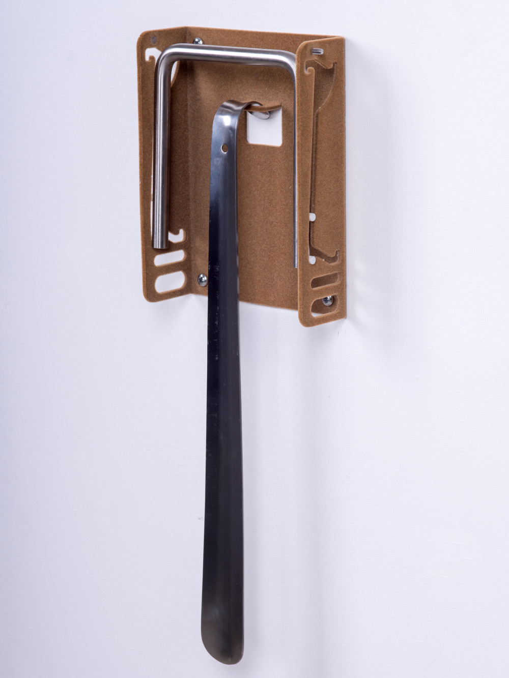 VILÁGOSBARNA SZÍNŰ FLOKKOLT (BÁRSONYOS) LÁBTARTÓ, BELSŐ CIPŐKANÁL TARTÓVAL