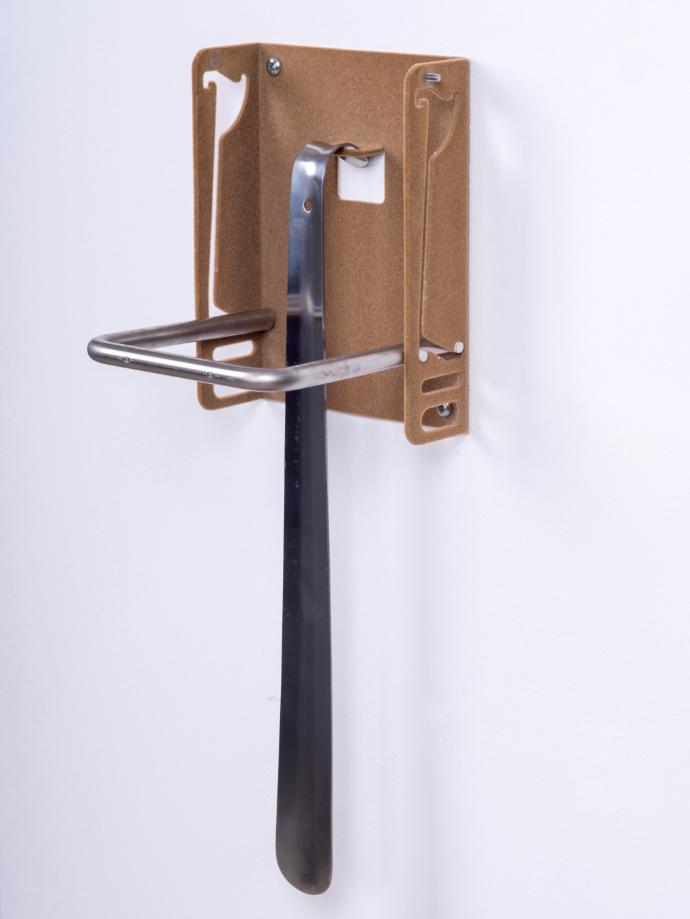 VILÁGOSBARNA SZÍNŰ FLOKKOLT (BÁRSONYOS) LÁBTARTÓ, BELSŐ CIPŐKANÁL TARTÓVAL